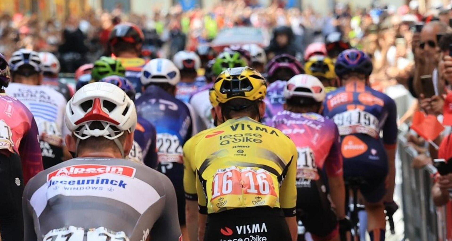 Furto di bici alla Vuelta a Torino, la rabbia di Aru: “Che follia”. La solidarietà degli avversari - La Stampa