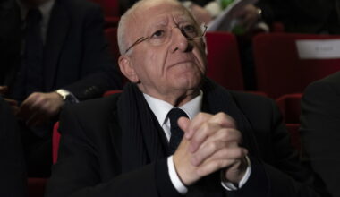 De Luca la insulta, ma a parlare è il suo lavoro – Il Tempo