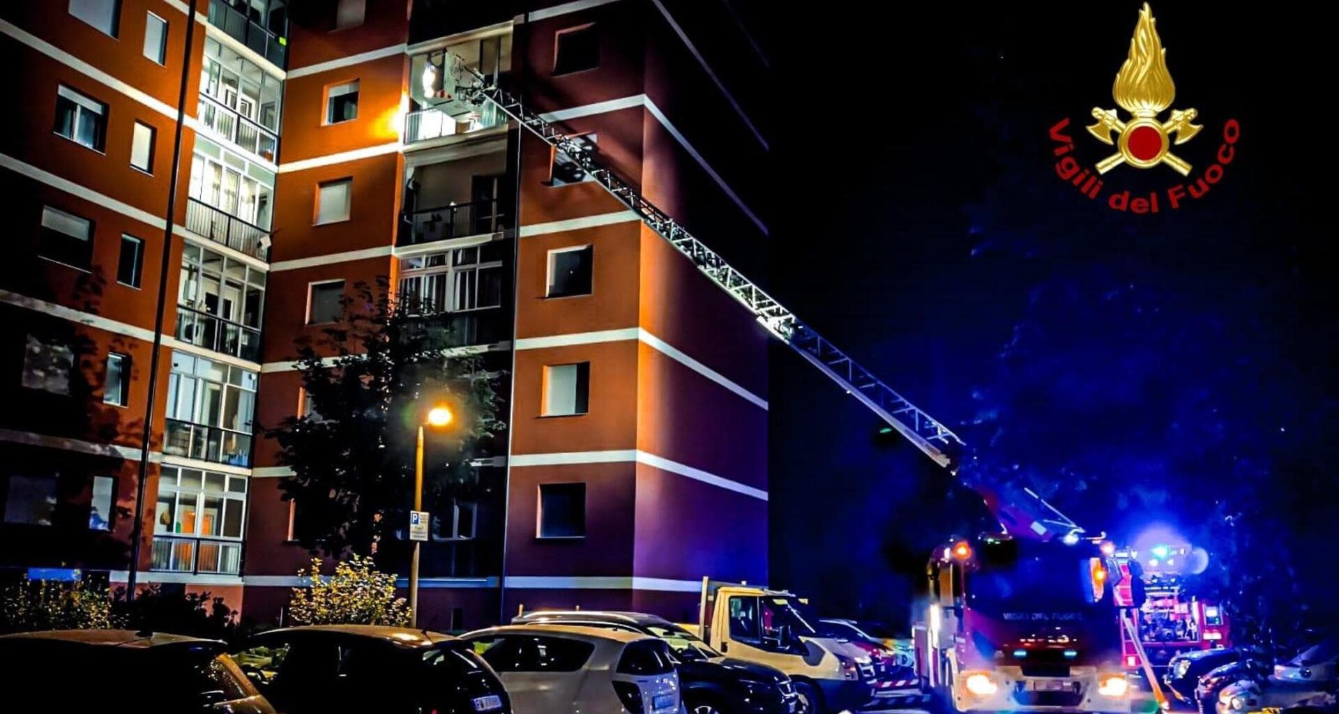 Si uccide dando fuoco al suo alloggio, i pompieri evitano la strage nel palazzo di 10 piani