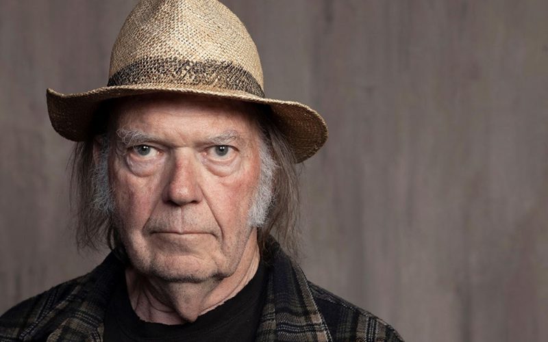 Neil Young ritrova la sua prima Gretsch 6120 dopo 60 anni