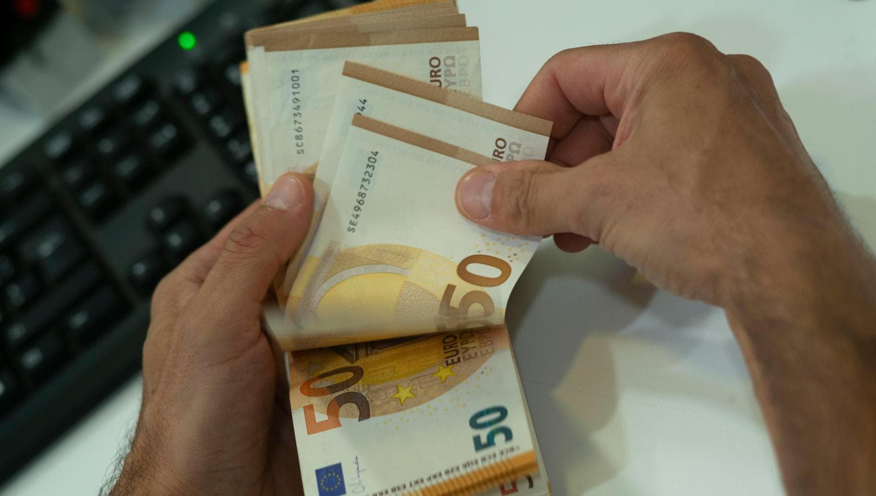 La madre è morta da 10 anni ma lei continua a ritirarne la pensione: intasca così 120mila euro