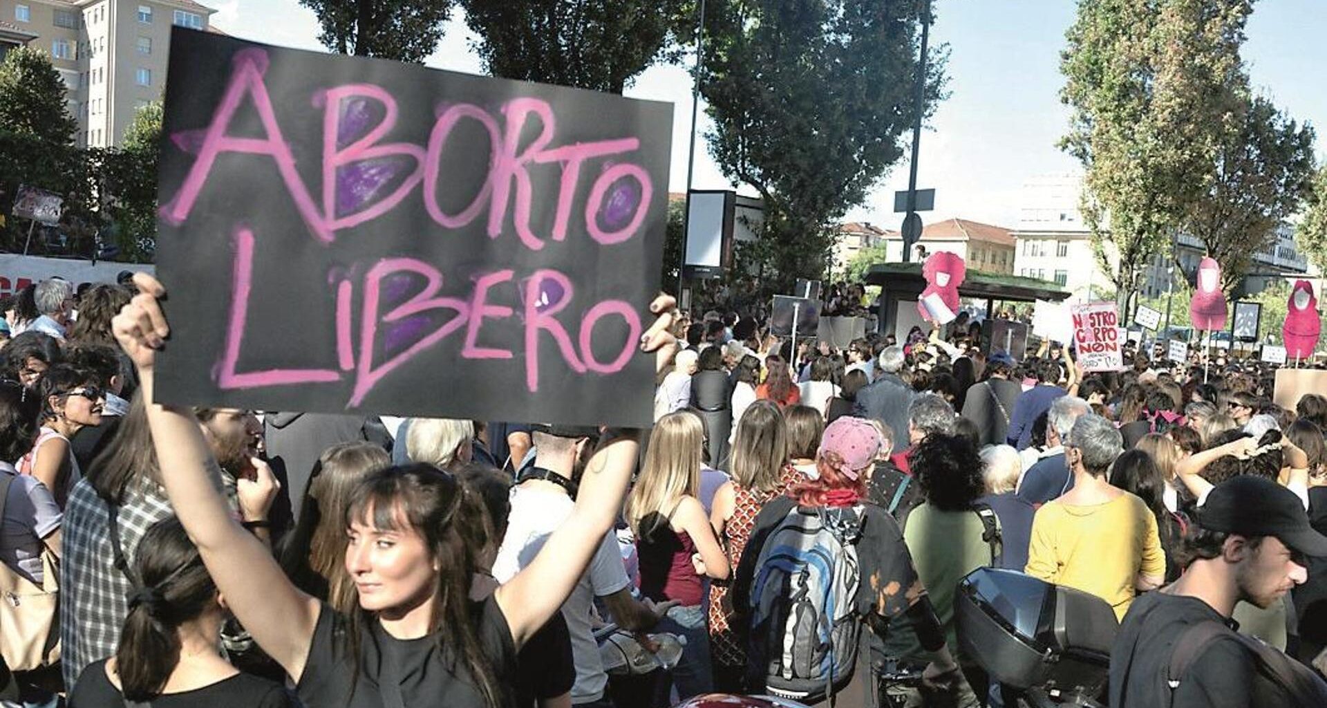 Latte, affitti e passeggini per non abortire: ecco come i Pro Vita usano i fondi regionali