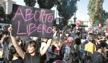 Latte, affitti e passeggini per non abortire: ecco come i Pro Vita usano i fondi regionali