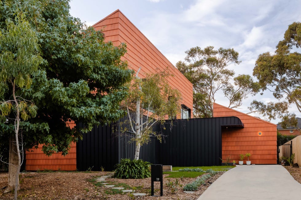 casa sostenible de arquitectos viven tres generaciones que se organizan en torno a un patio, tres arboles y una piscina