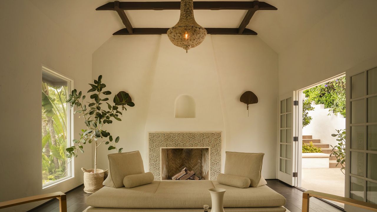 Questa casa a Hollywood in stile spanish revival è ispirata al genio di Luis Barragán e agli scatti di Slim Aarons