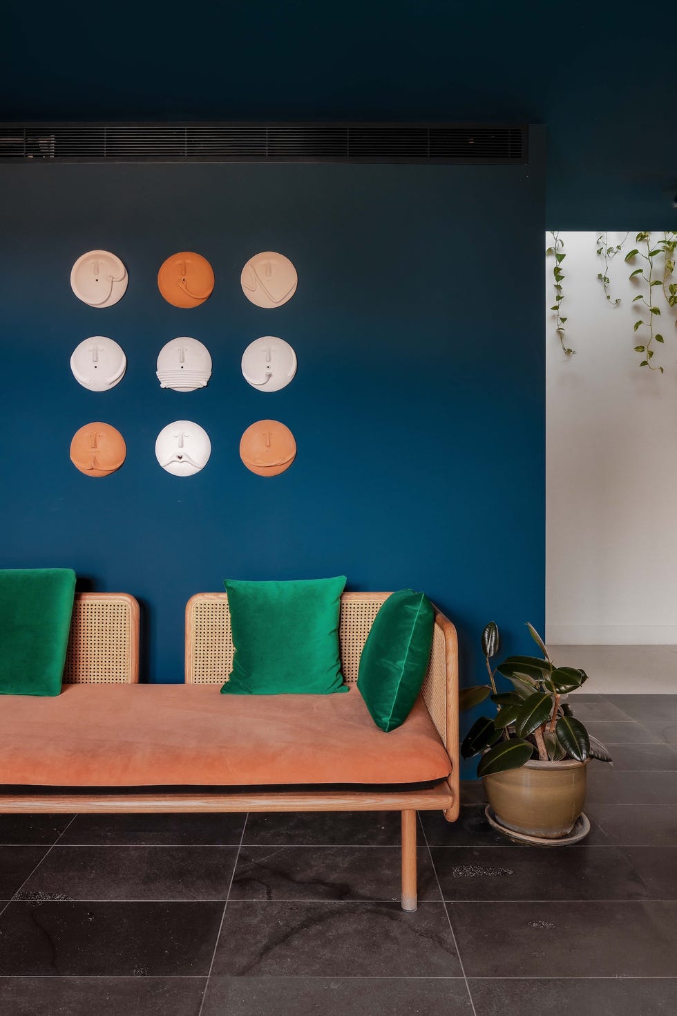 casa sostenible de arquitectos viven tres generaciones que se organizan en torno a un patio, tres arboles y una piscina