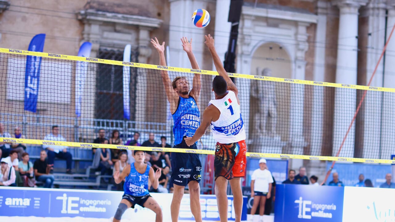 Si alza il sipario sulla competizione di beach volley in piazza Roma