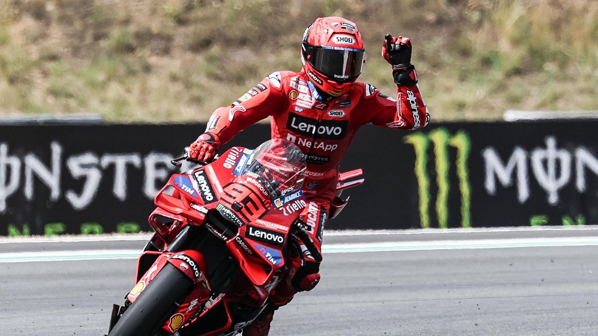 ennesimo show di Marquez. Bezzecchi splendido 2°, Bagnaia ai piedi del podio