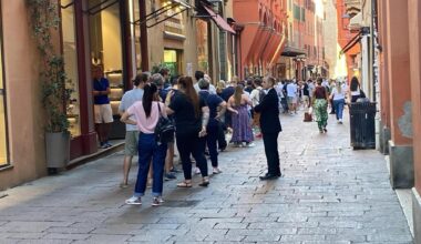 A Bologna 200 persone in coda, anche da 16 ore, per il nuovo orologio Swatch-Omega - la Repubblica