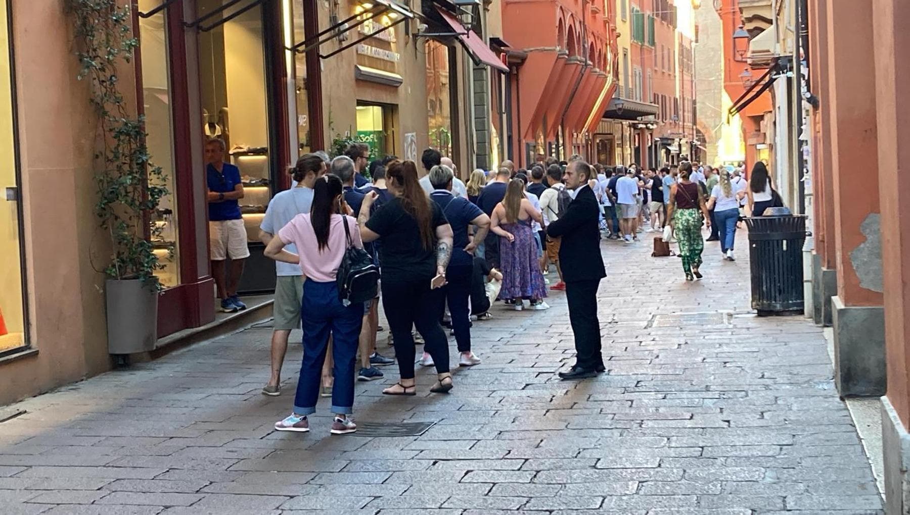 A Bologna 200 persone in coda, anche da 16 ore, per il nuovo orologio Swatch-Omega - la Repubblica