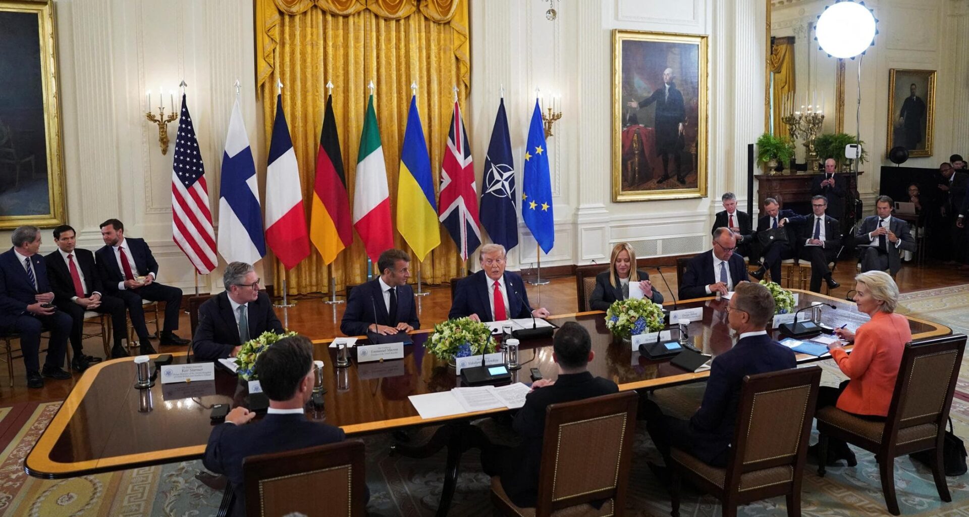 Dalle garanzie di sicurezza per Kiev al trilaterale: i punti chiave del vertice Trump-Zelensky - la Repubblica