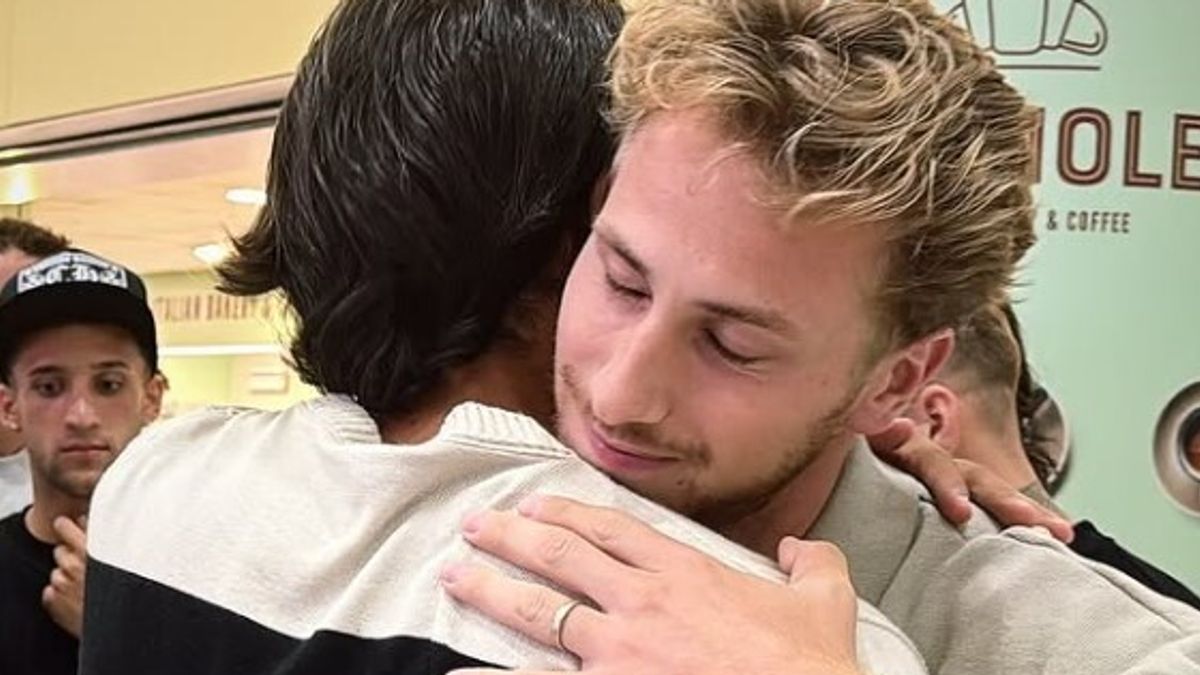 la squadra lo accoglie all'aeroporto
