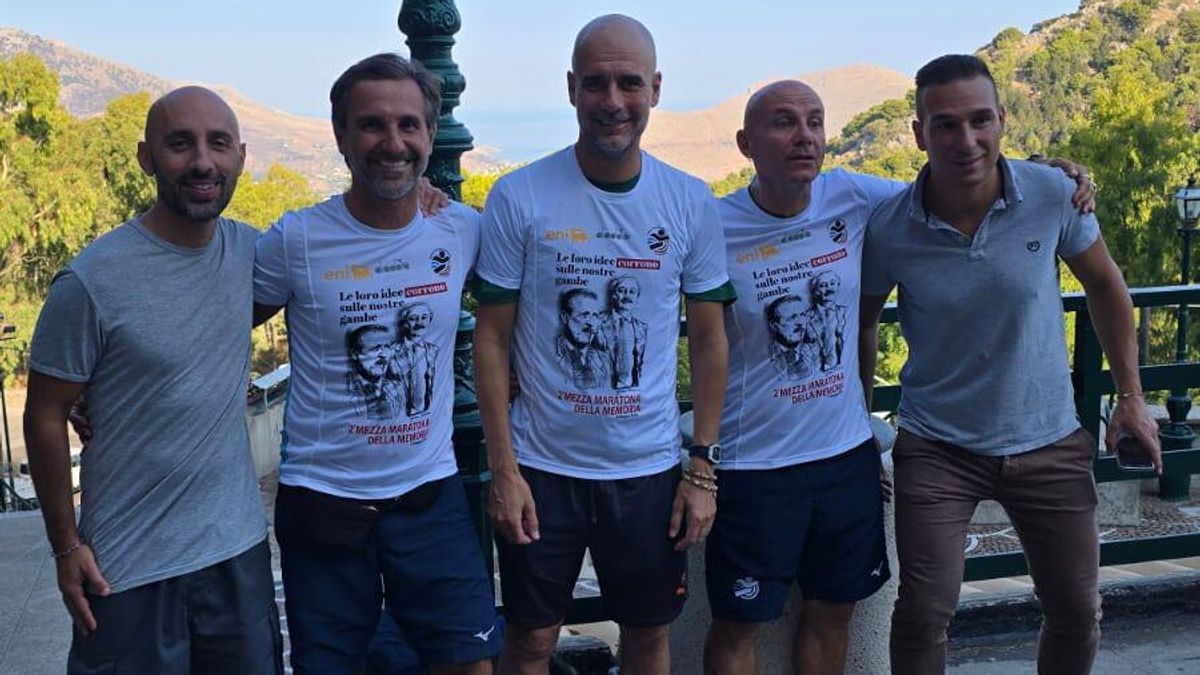 Guardiola al santuario di Santa Rosalia con la maglia di Falcone e Borsellino