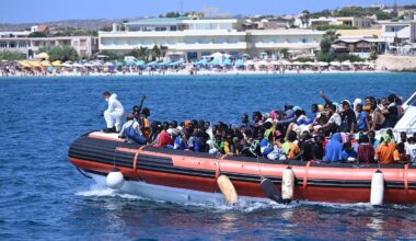 Migranti, si ribaltano due barconi a Lampedusa: almeno venti morti tra cui una neonata - Tgcom24