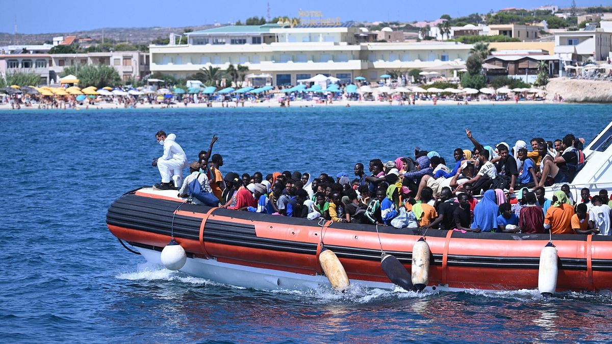 Migranti, si ribaltano due barconi a Lampedusa: almeno venti morti tra cui una neonata - Tgcom24