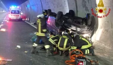 A23, si cappotta auto con 8 a bordo di cui 5 bimbi: ferita donna