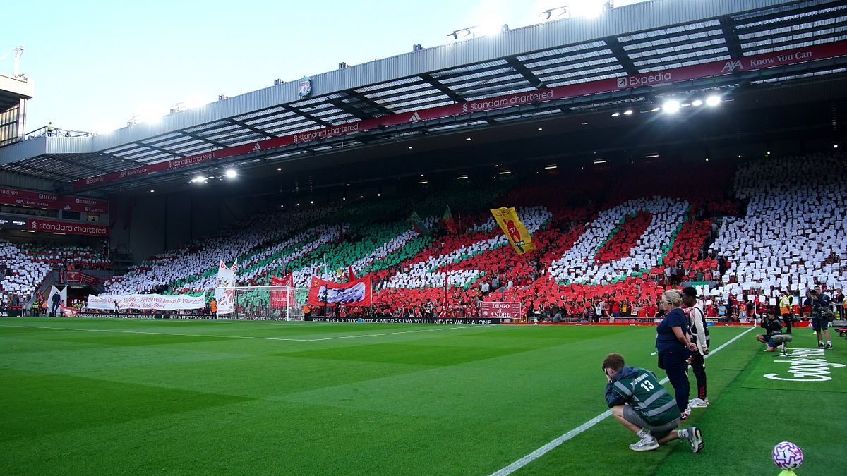 "You'll never walk alone" in un Anfield da brividi nel ricordo di Diogo Jota e del fratello André FOTO