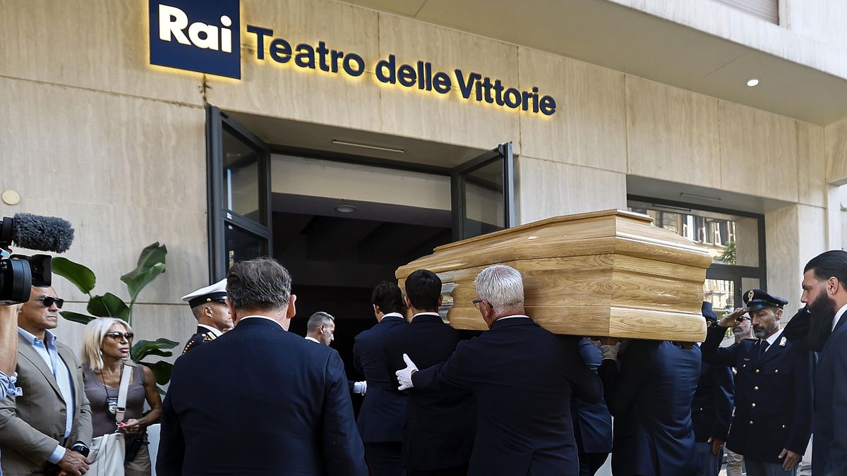 Pippo Baudo, al Teatro delle Vittorie la camera ardente: il live