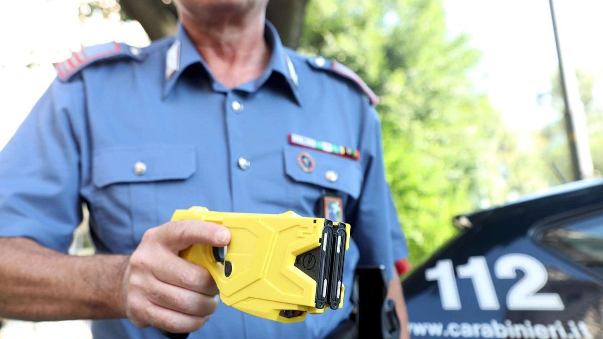 Un altro morto per il taser: è un 47enne colpito a Genova, indagati due carabinieri - Tgcom24