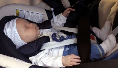 Bimbo caduto dall'auto in corsa, è giallo sul seggiolino
