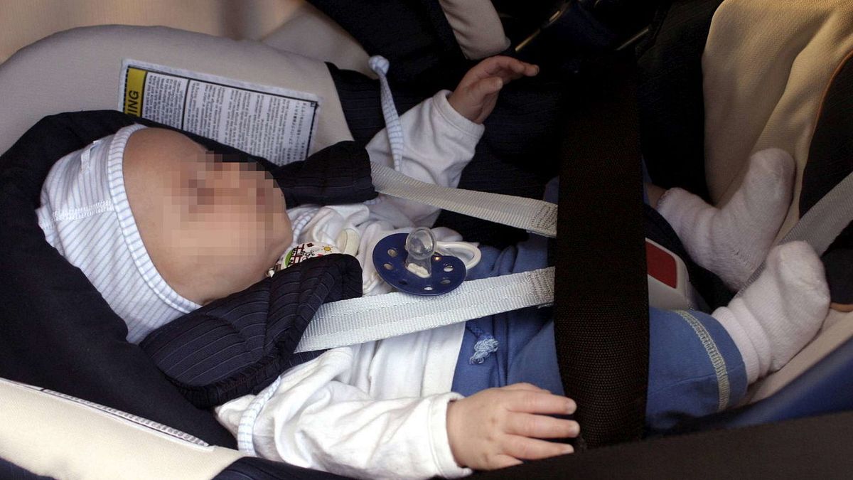 Bimbo caduto dall'auto in corsa, è giallo sul seggiolino