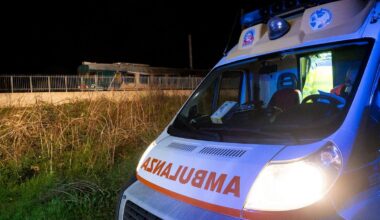 Gardone Riviera (Brescia), fingono di gettarsi sotto le auto: grave 27enne travolto