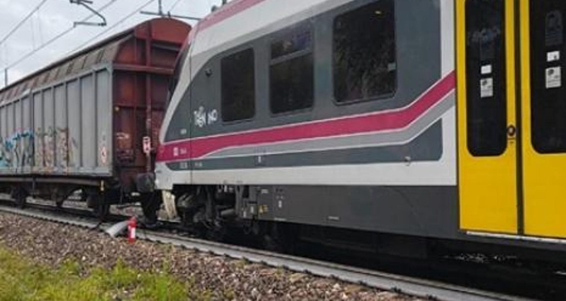 Trento, scontro tra due treni: linea ferroviaria del Brennero bloccata. Tre passeggeri feriti