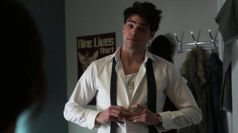 Noah Centineo nella serie "The recruit"