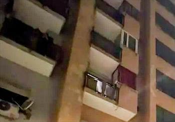 Il balcone da cui è caduto il piccolo