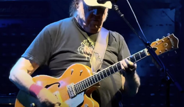 Neil Young ritrova la sua prima Gretsch 6120 dopo 60 anni
