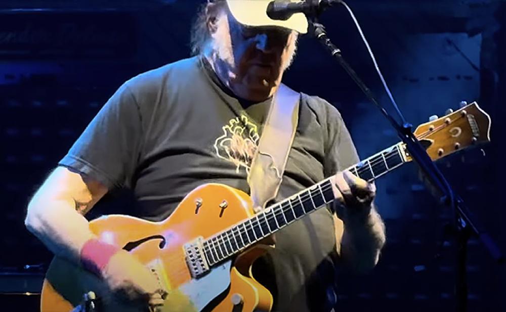 Neil Young ritrova la sua prima Gretsch 6120 dopo 60 anni
