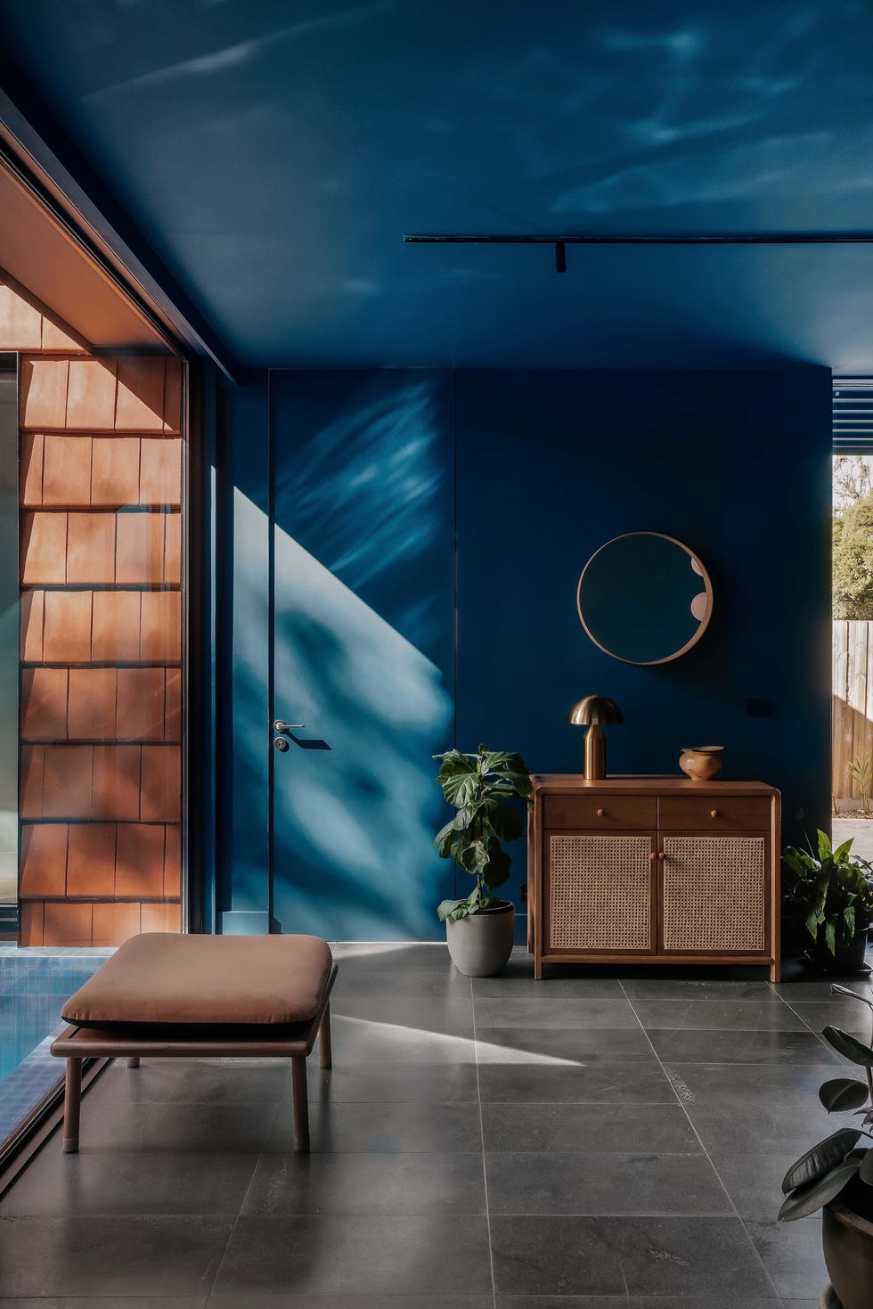 casa sostenible de arquitectos viven tres generaciones que se organizan en torno a un patio, tres arboles y una piscina