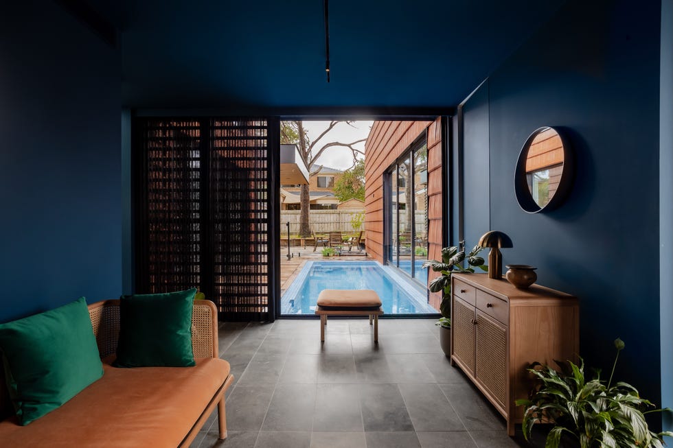 casa sostenible de arquitectos viven tres generaciones que se organizan en torno a un patio, tres arboles y una piscina