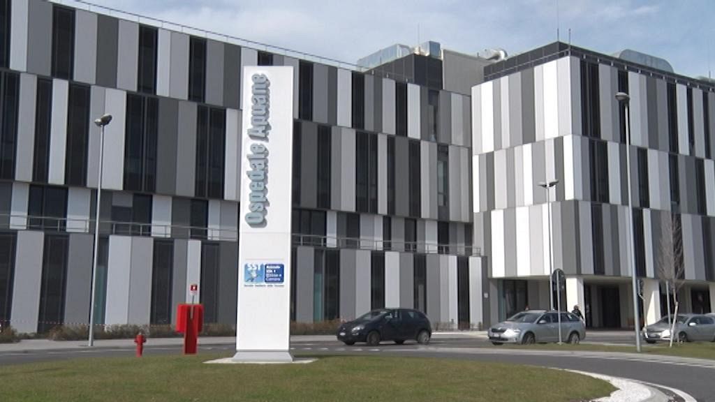 Sottrae la pistola alla guardia giurata e minaccia i pazienti in ospedale