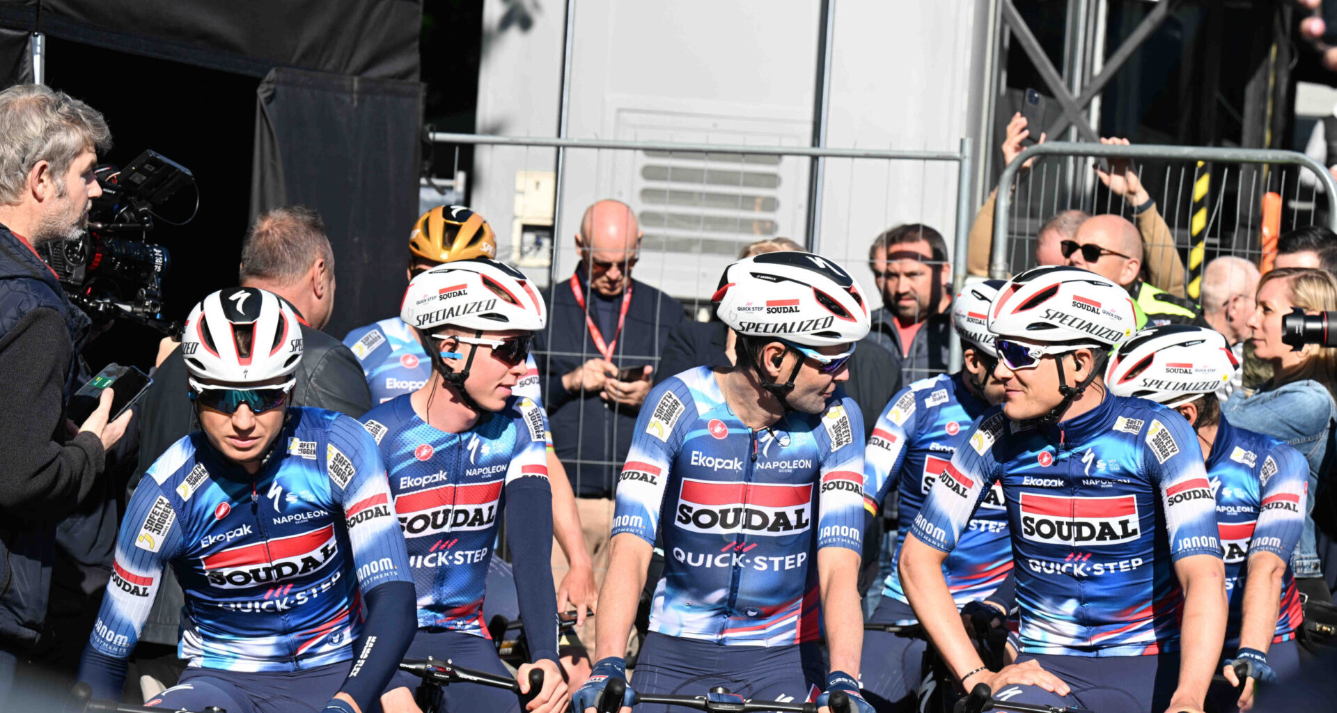 CicloMercato 2026, il punto in casa Soudal Quick-Step: salutato Evenepoel, la squadra è già pronta con 29 corridori in organico - Sembra tornare di attualità la "filosofia Wolfpack"