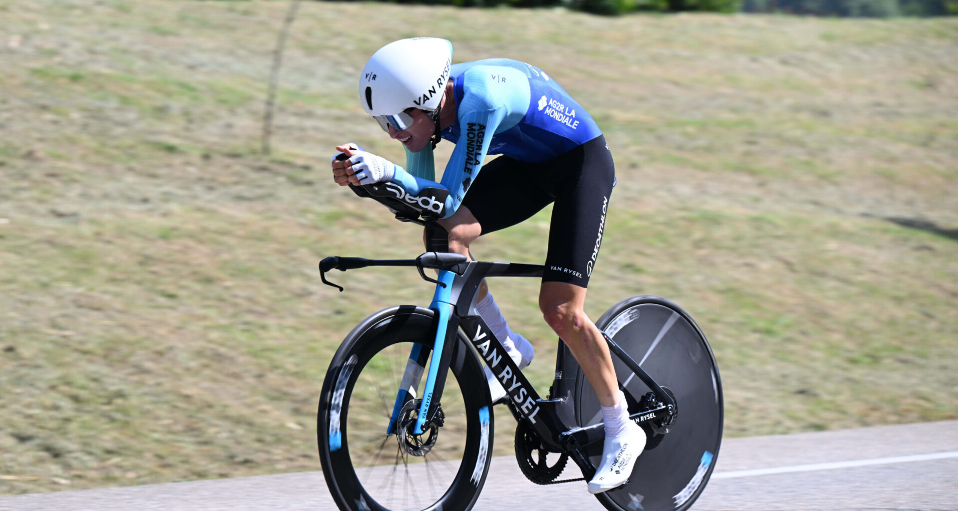 Tour de l'Avenir 2025, subito duello fra Paul Seixas e Lorenzo Finn: il prologo lo vince il francese per 7 decimi di secondo