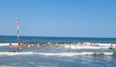 Rovigo, catena umana di bagnanti salva una bimba in balia delle onde