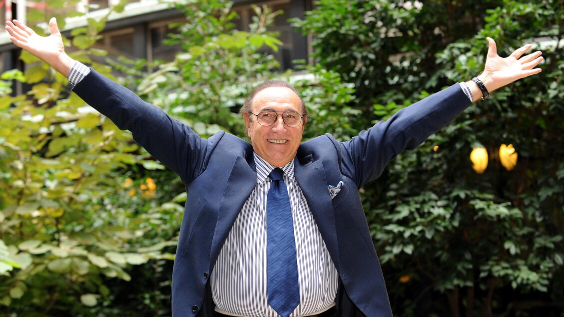 Addio a Pippo Baudo, l'ultimo tributo al teatro delle Vittorie. I funerali mercoledì a Militello - Tv