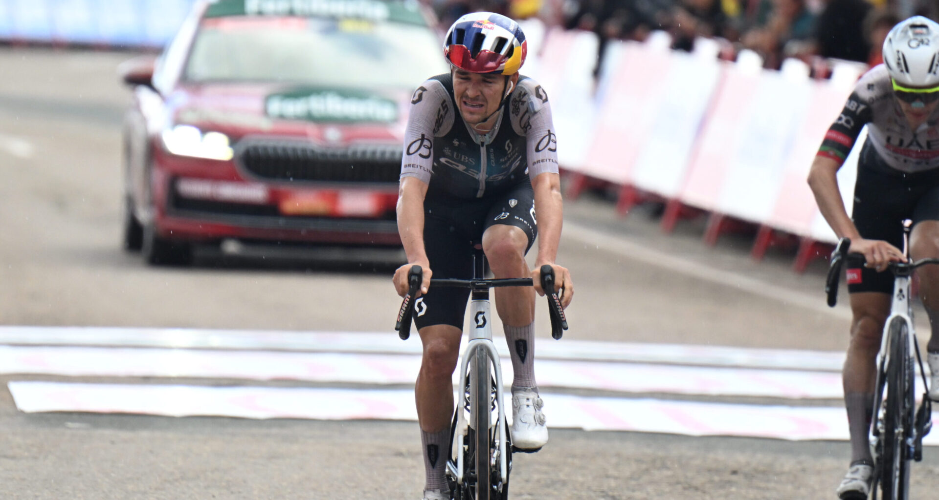 Vuelta a España 2025, ottima prova di Tom Pidcock: "Almeida mi urlava di tirare ma riuscivo a malapena a stargli dietro, è un trattore"
