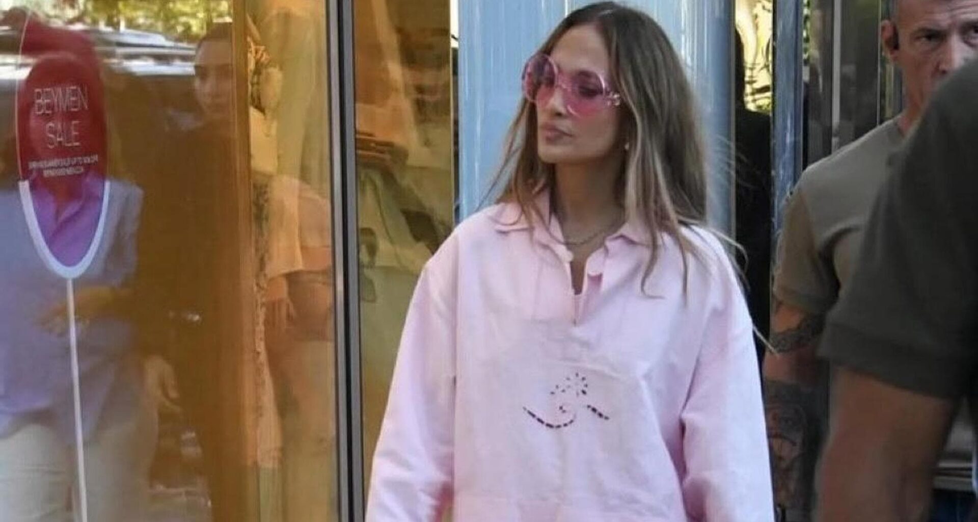 Jennifer Lopez e il look in lino per le giornate calde da copiare