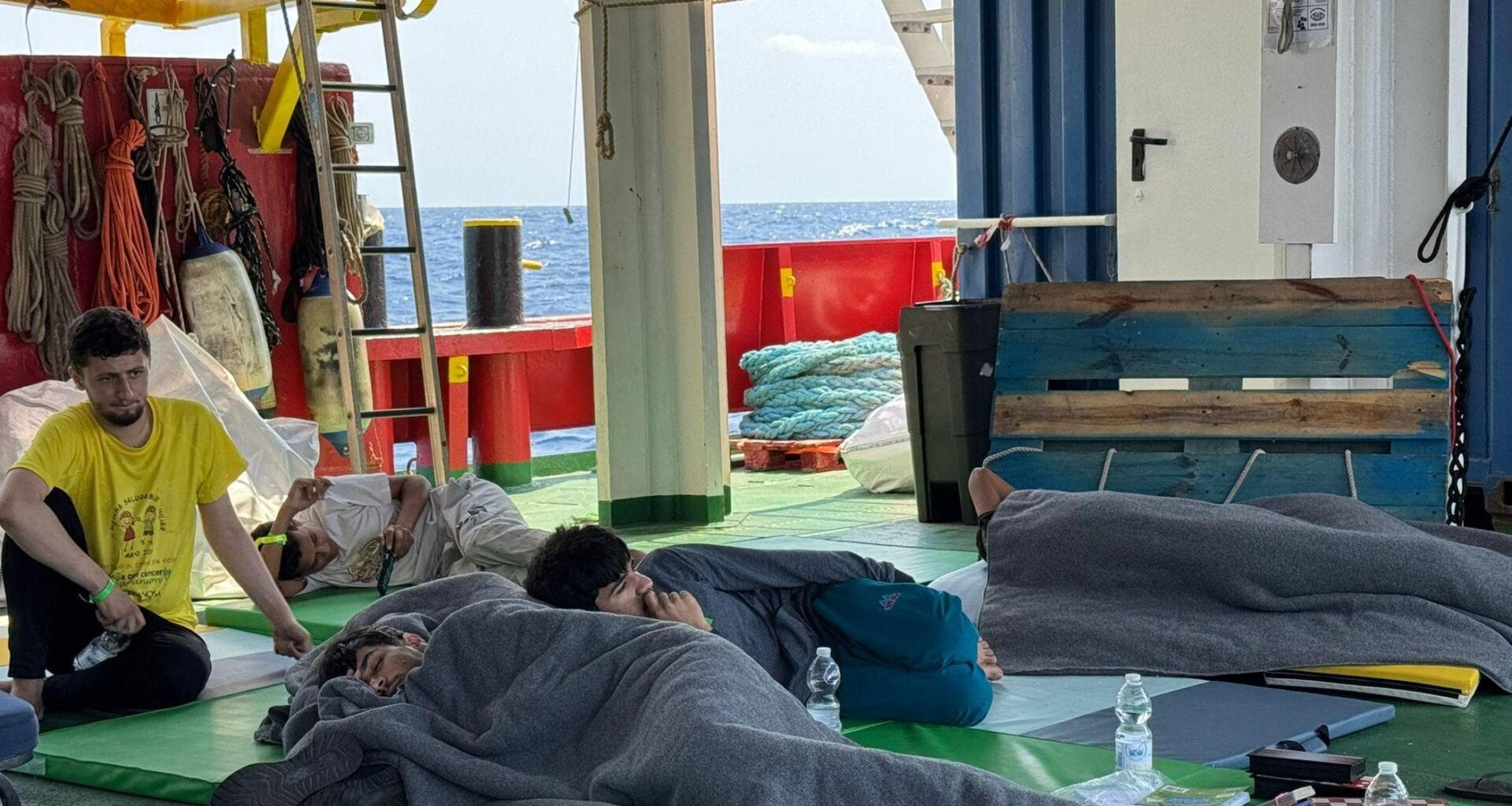 “Dovete andare a Genova”: Mediterranea costretta a una traversata di 4 giorni. “È disumano”