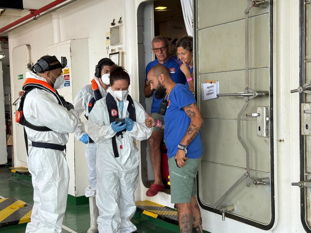 La guardia costiera salita a bordo ieri controlla i report sui migranti