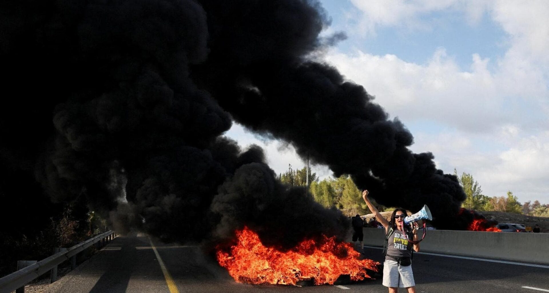 Blocchi stradali e copertoni incendiati, sciopero generale in Israele contro il governo: 32 arresti - la Repubblica