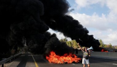 Blocchi stradali e copertoni incendiati, sciopero generale in Israele contro il governo: 32 arresti - la Repubblica