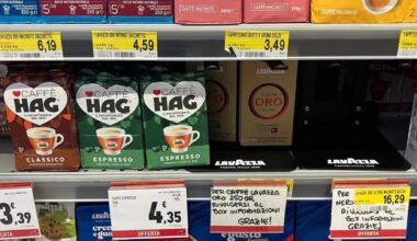 Razzia di caffè e tonno al supermercato: cartoncini antifurto su scaffali al posto delle confezioni
