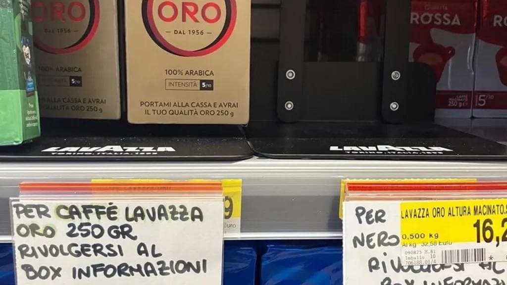 Chi vuole il caffè Lavazza al Conad di Portuense deve andare in cassa (foto @Agi)