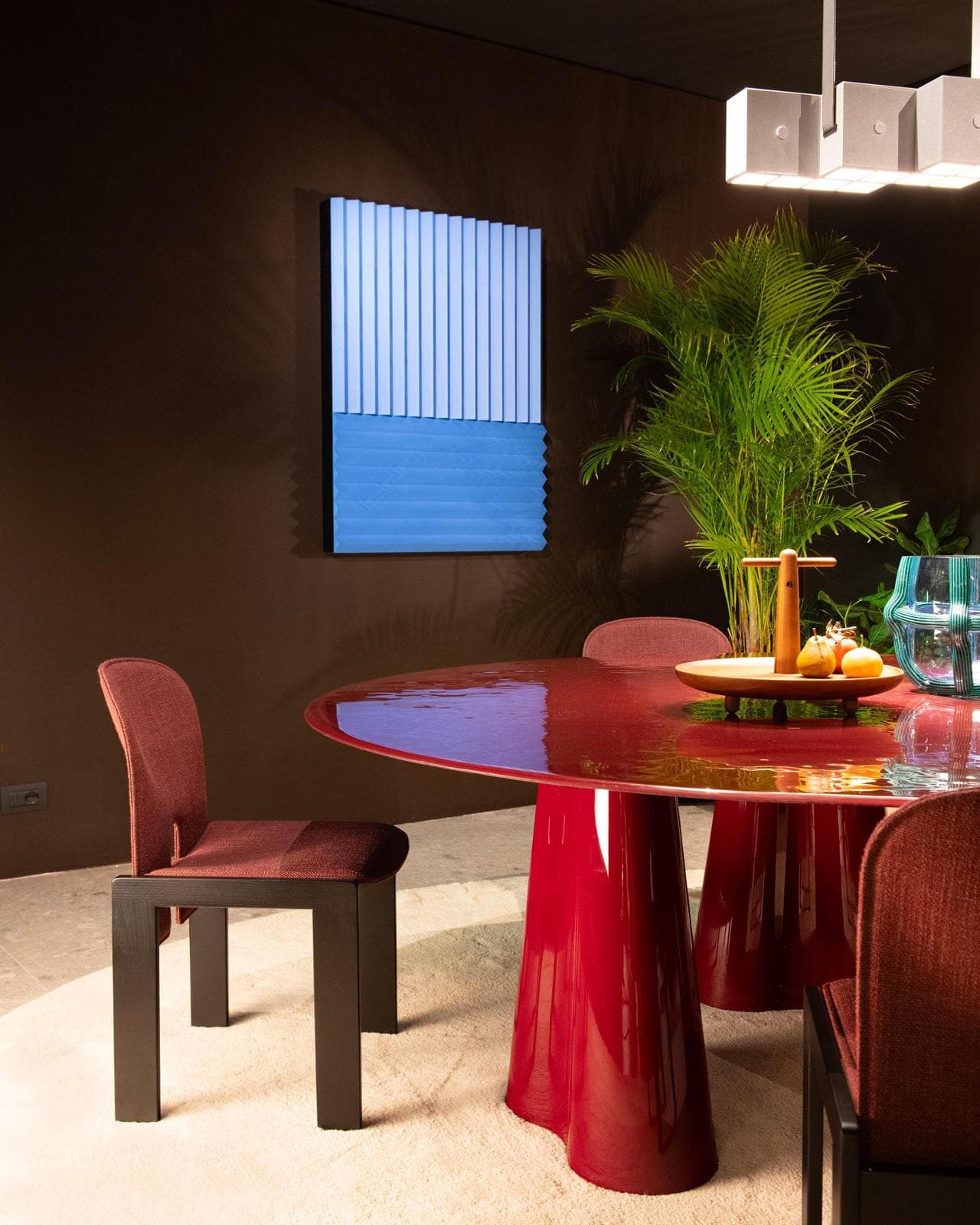 Treflo è il tavolo di Ronan Bouroullec per Cassina che in questa versione coniuga il rigore formale con la finitura brillante e divertente

