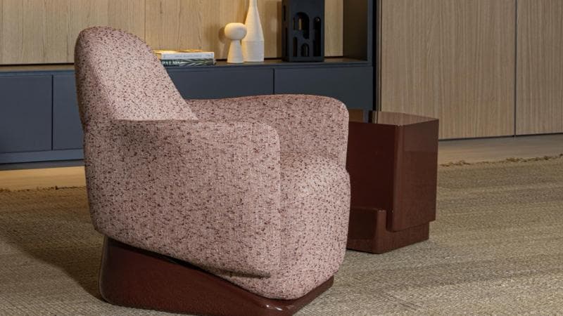 Christophe Delcourt ha disegnato la poltrona Eugène per Molteni&C. La base in Polimex ha una finitura lucida realizzata conun procedimento innovativo e più sostenibile
