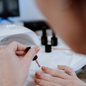 La manicure con gel potrebbe provocare tumore alla pelle