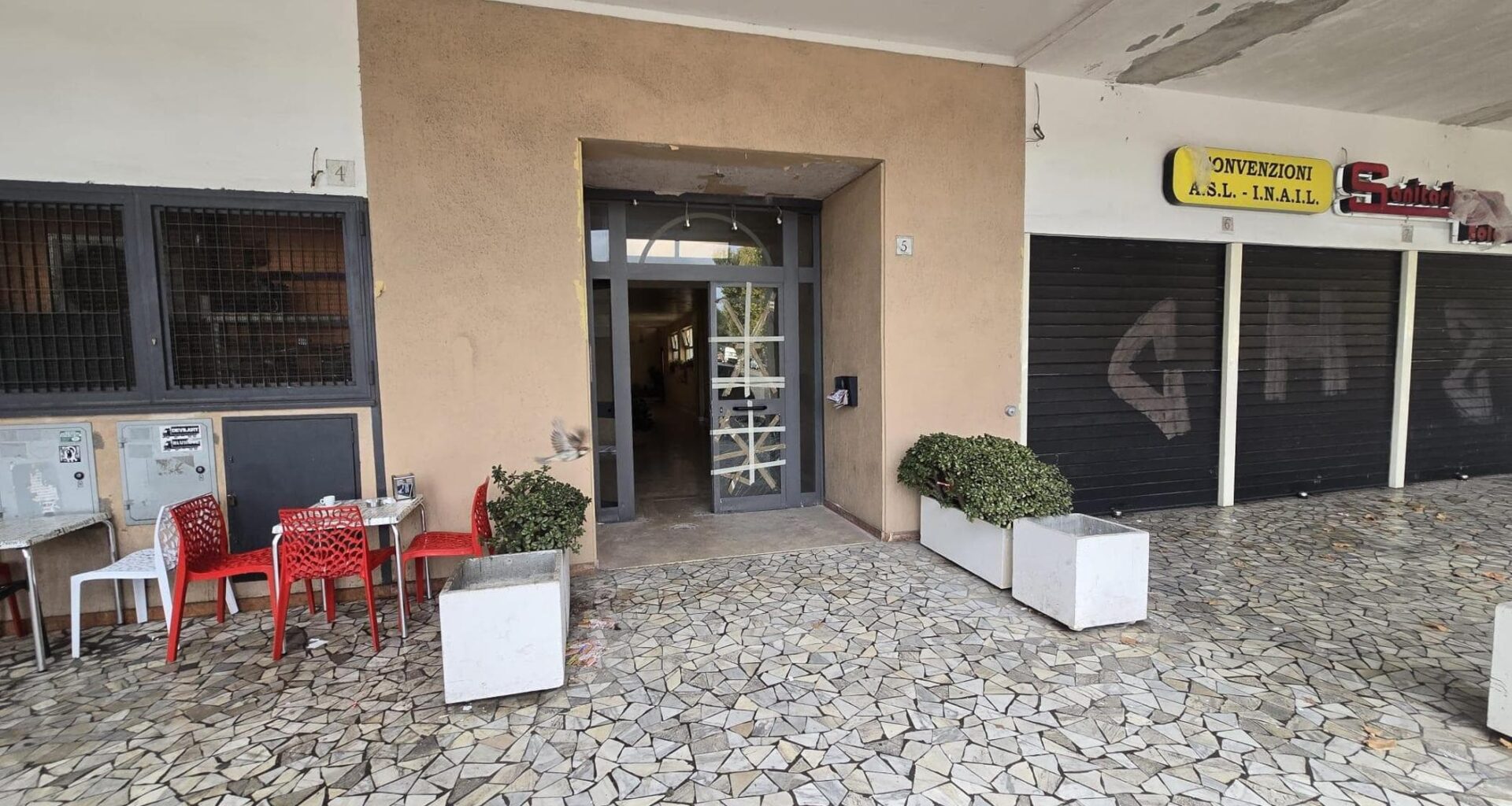 Bomba carta a Ostia Stella Polare in palazzo residenziale: nessun ferito ma tanta paura